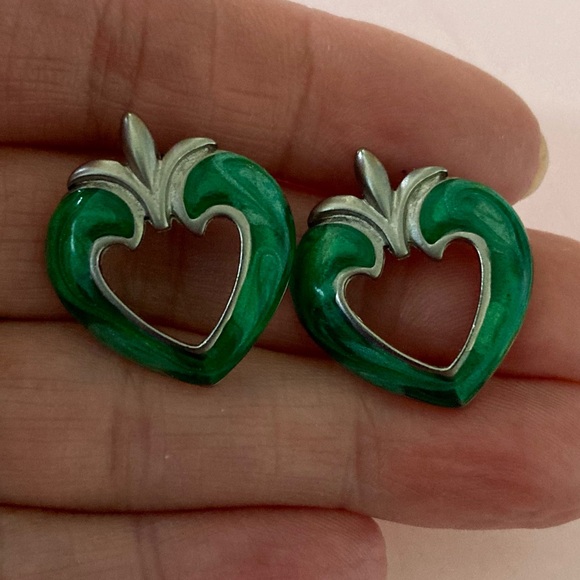 Green Swirled Enamel Silver-tone Heart Shaped Earrings - Picture 4 of 5